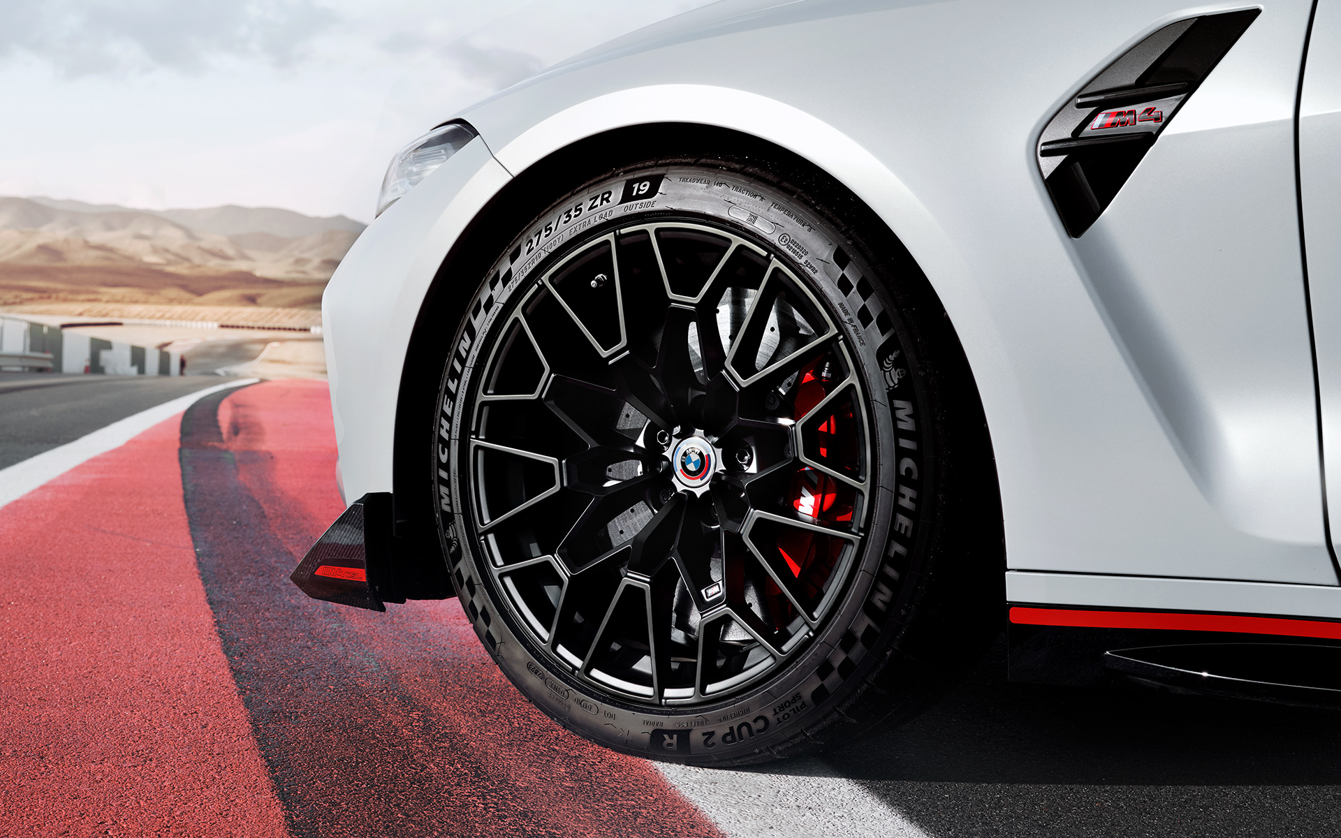Карбоно-керамические тормоза М Carbon красного глянцевого цвета BMW M4 CSL G82 BMW M4 CSL G82 в цвете BMW Individual Frozen Brooklyn Grey металлик, карбоно-керамические тормоза М Carbon красного глянцевого цвета с колесом легкой конструкции