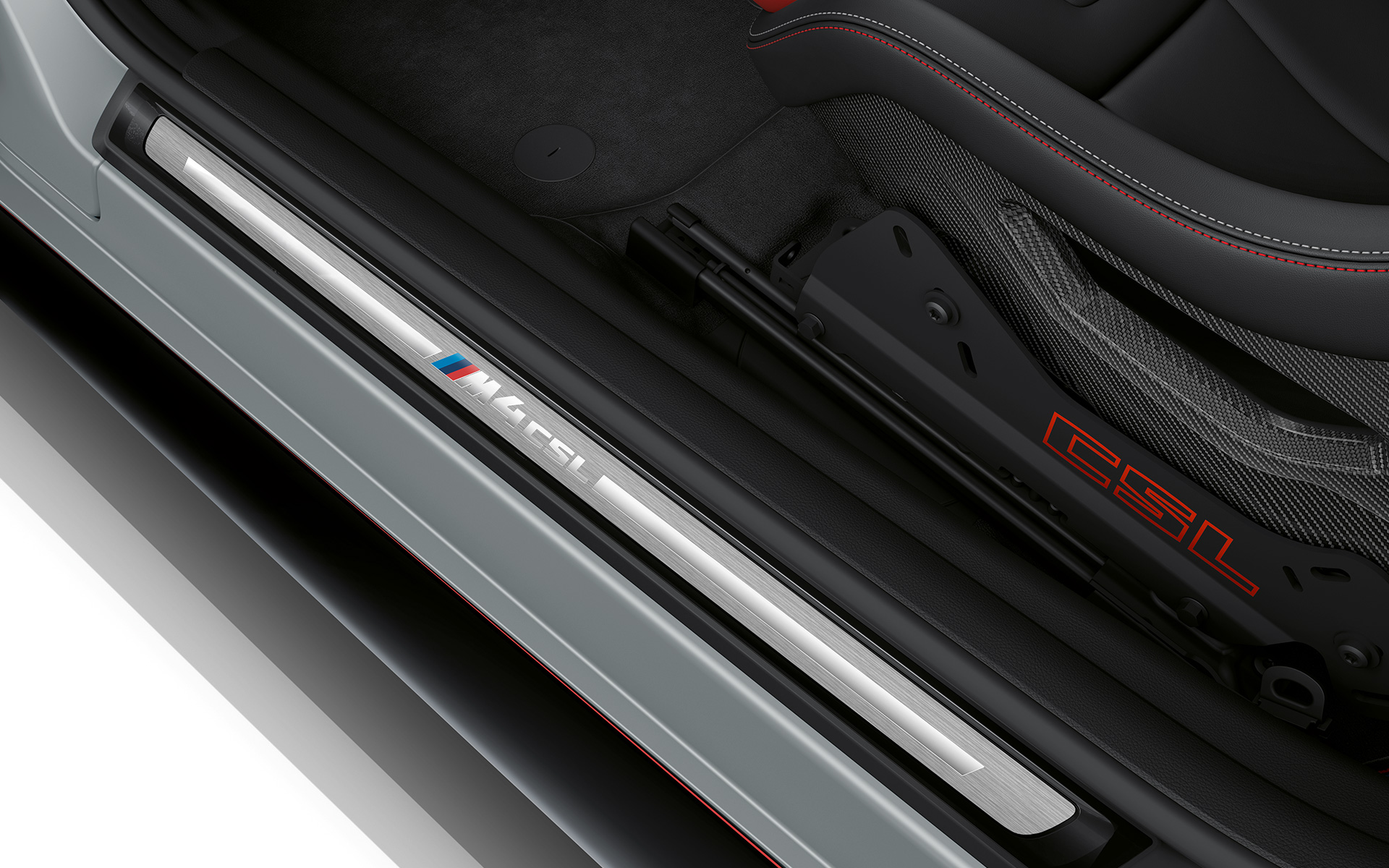 Специфические надписи «CSL» и обернутые пленкой накладки на пороги BMW M4 CSL G82 BMW M4 CSL G82 в цвете BMW Individual Frozen Brooklyn Grey металлик, специфические надписи «CSL» и обернутые пленкой накладки на пороги