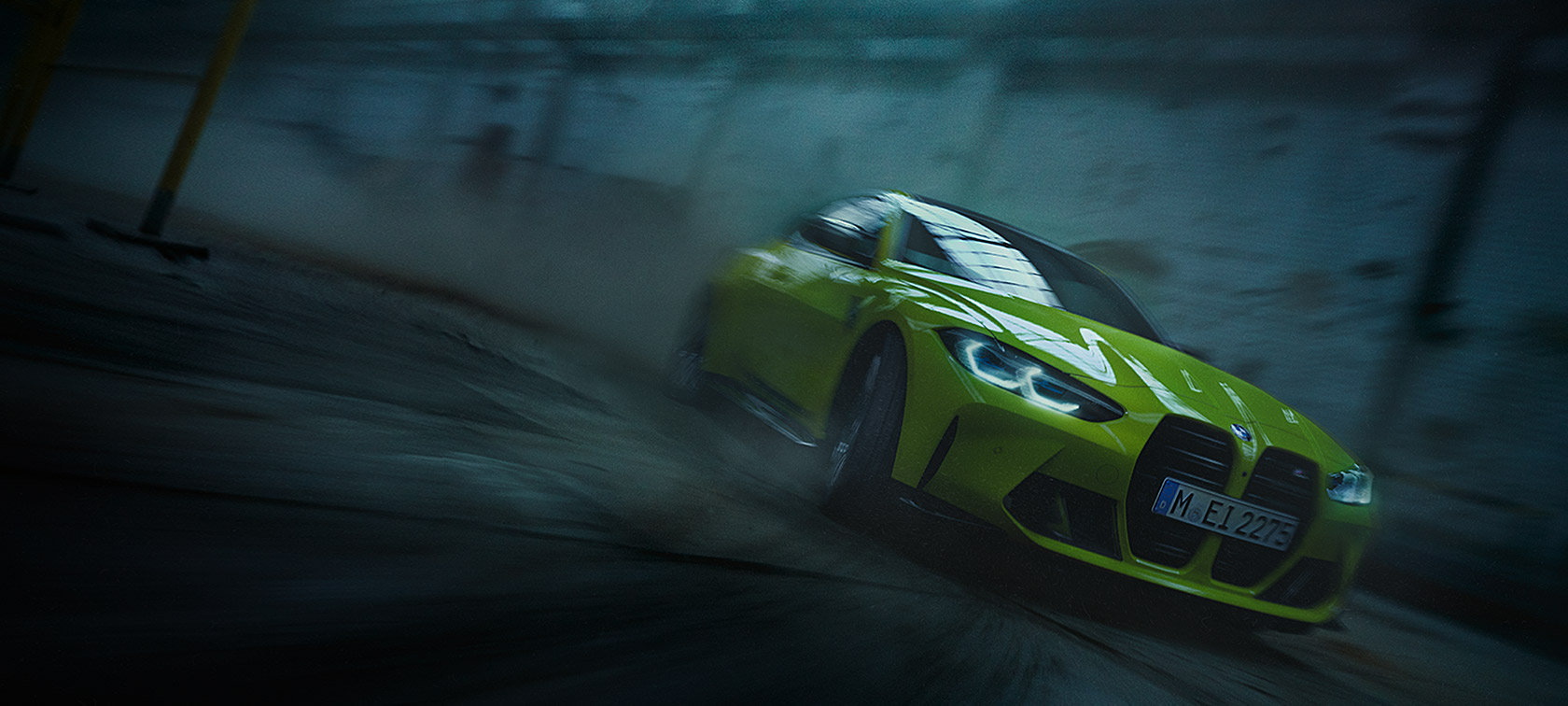BMW M4 CSL G82 в цвете BMW Individual Frozen Brooklyn Grey металлик, вид спереди в три четверти в движении