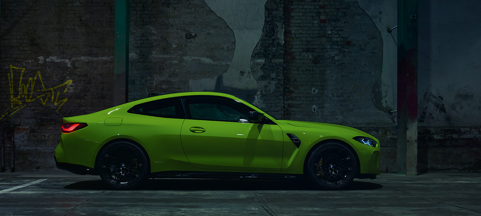BMW M4 CSL G82, вид сзади в три четверти. BMW M4 CSL G82 в цвете BMW Individual Frozen Brooklyn Grey металлик, вид сзади в три четверти