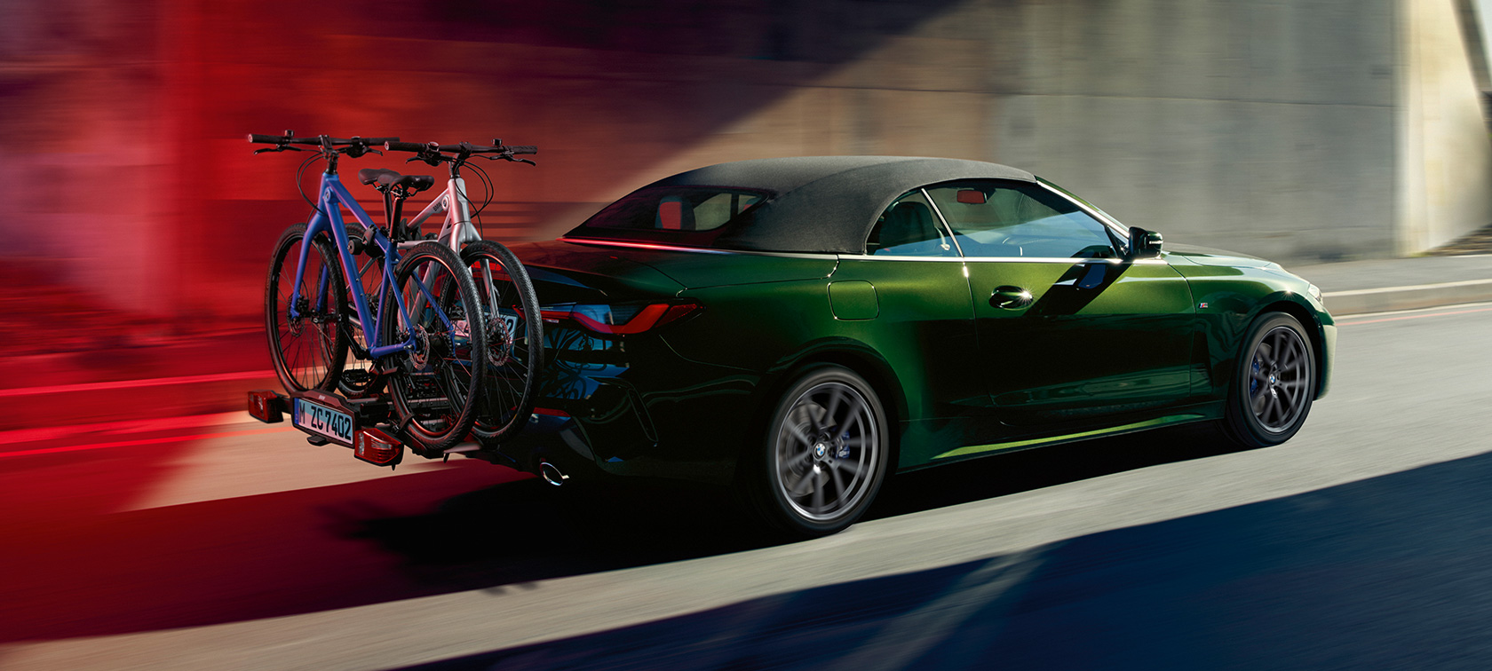 BMW 4 серии Cabrio G23 2020 "Зеленый Сан-Ремо металлик" с задним кронштейном для велосипедов BMW Pro 2.0, вид сзади в три четверти 