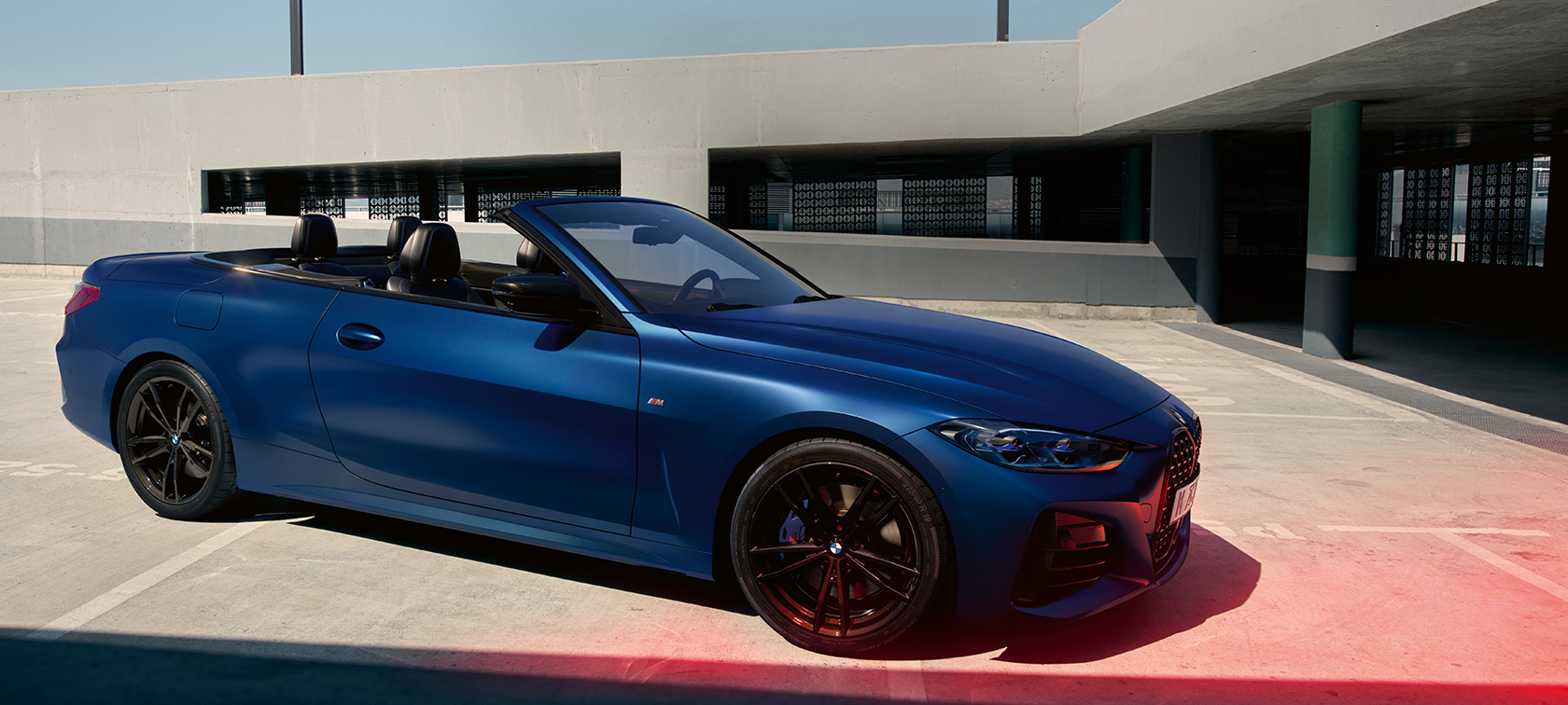 BMW M440i xDrive Cabrio G23 2020 "Морозный Синий Портимау металлик" BMW Individual, вид спереди в три четверти 