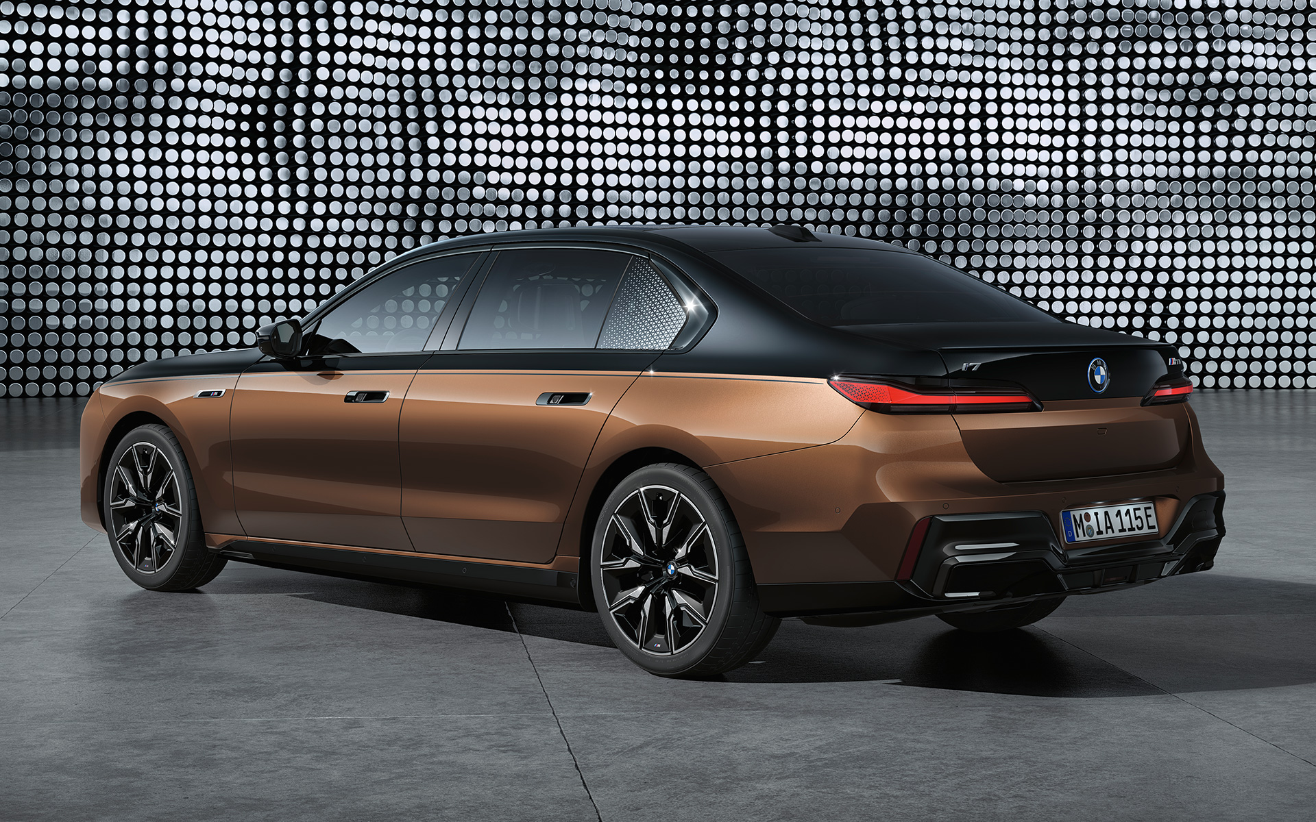 Двухцветное лакокрасочное покрытие, BMW i7 M70 xDrive G70 BMW i7 M70 xDrive G70, экстерьер, двухцветное лакокрасочное покрытие, вид сбоку