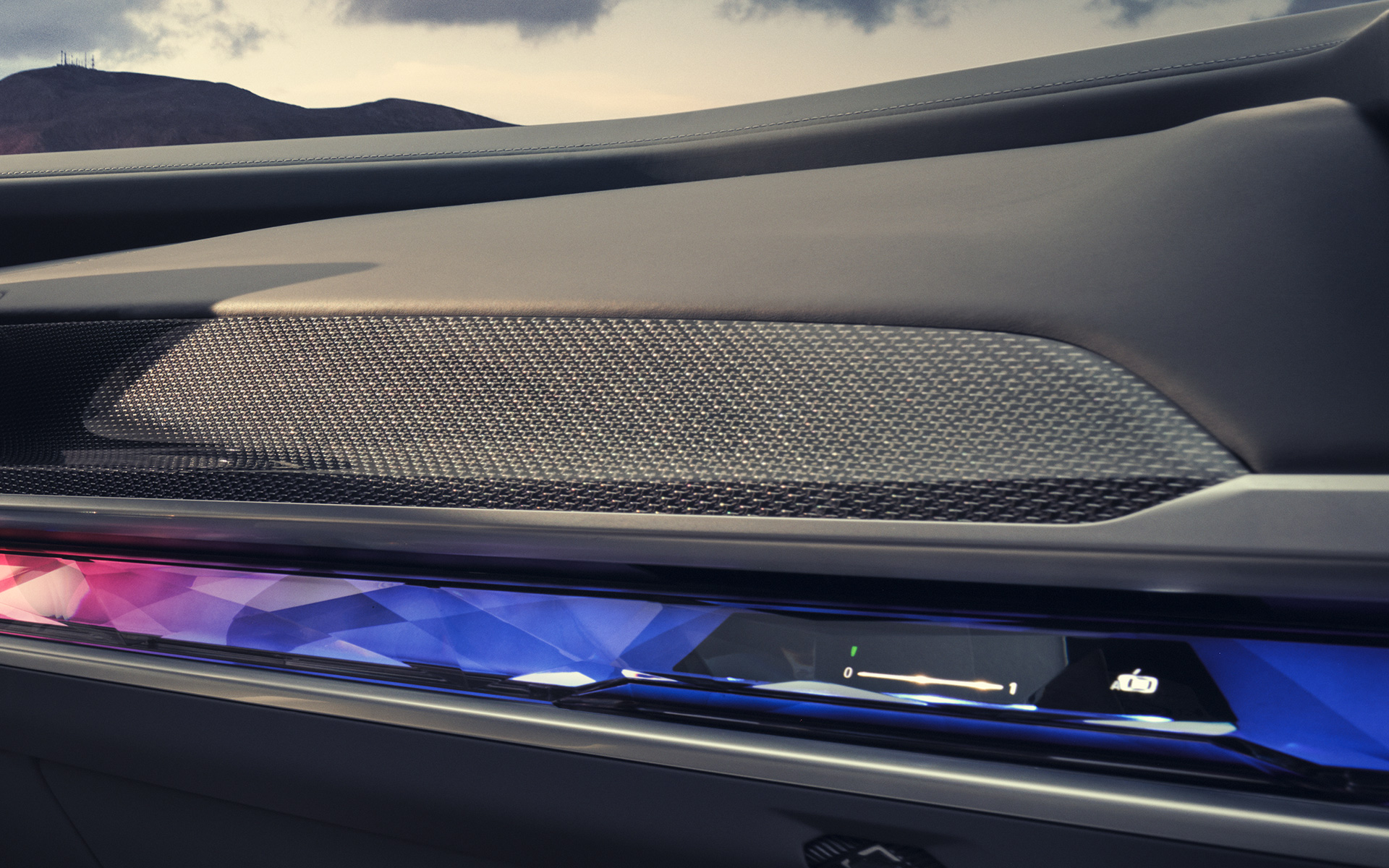 Декоративные планки M "Carbon Fibre", BMW M760e xDrive G70, крупный план