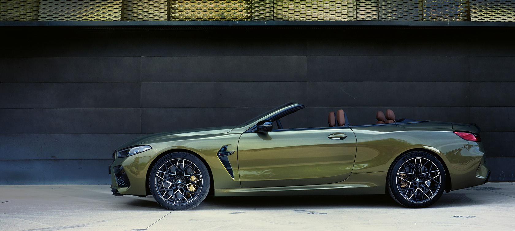 BMW M8 Competition Cabrio F91 LCI Facelift 2022, вид сбоку в статике BMW M8 Competition Cabrio F91 LCI Facelift 2022, BMW Individual Brass metallic, вид сбоку в статике с открытой дверью и женщиной