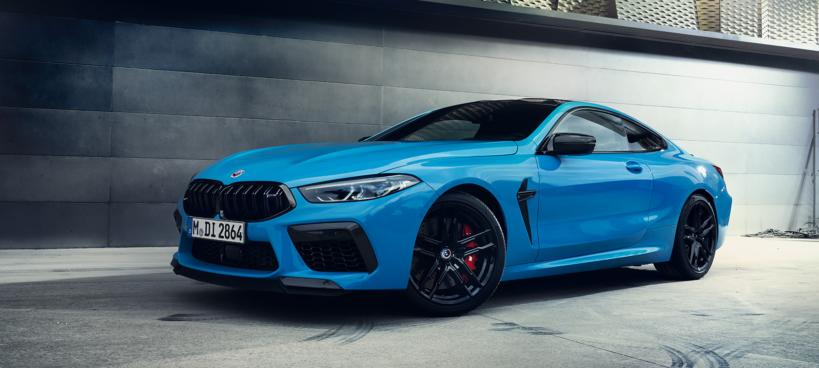 BMW M8 Competition Coupe F92 LCI (рестайлинг 2022 года), BMW Individual Синий Дейтона-Бич неметаллик, вид сбоку с поворотом в три четверти перед стеной