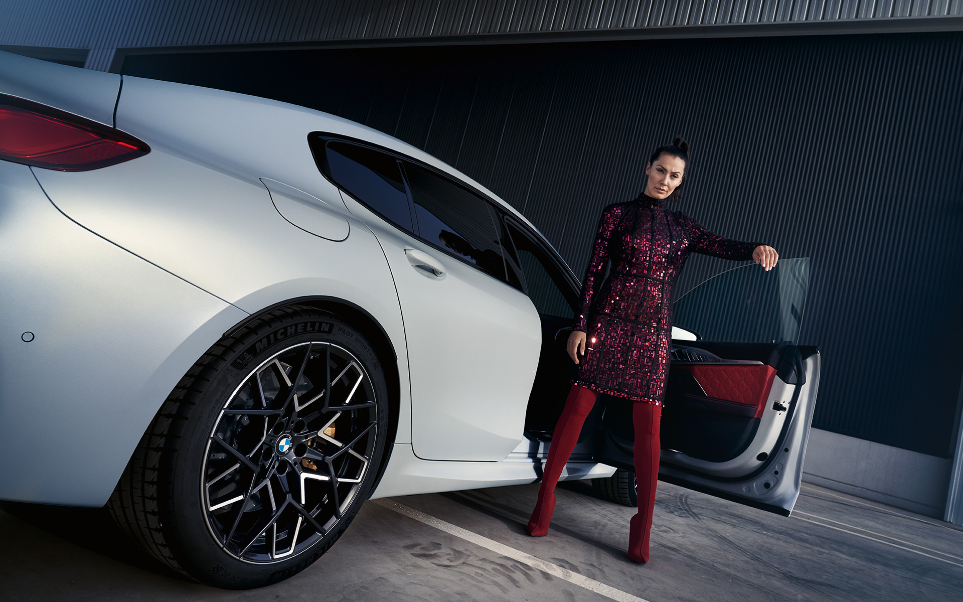 BMW M8 Competition Gran Coupe F93 LCI 2022, вид сзади в три четверти с моделью, снимок снизу BMW M8 Competition Gran Coupe F93 LCI Facelift 2022, BMW Individual Морозный Белый Бриллиант металлик, вид сзади в три четверти с моделью, снимок снизу