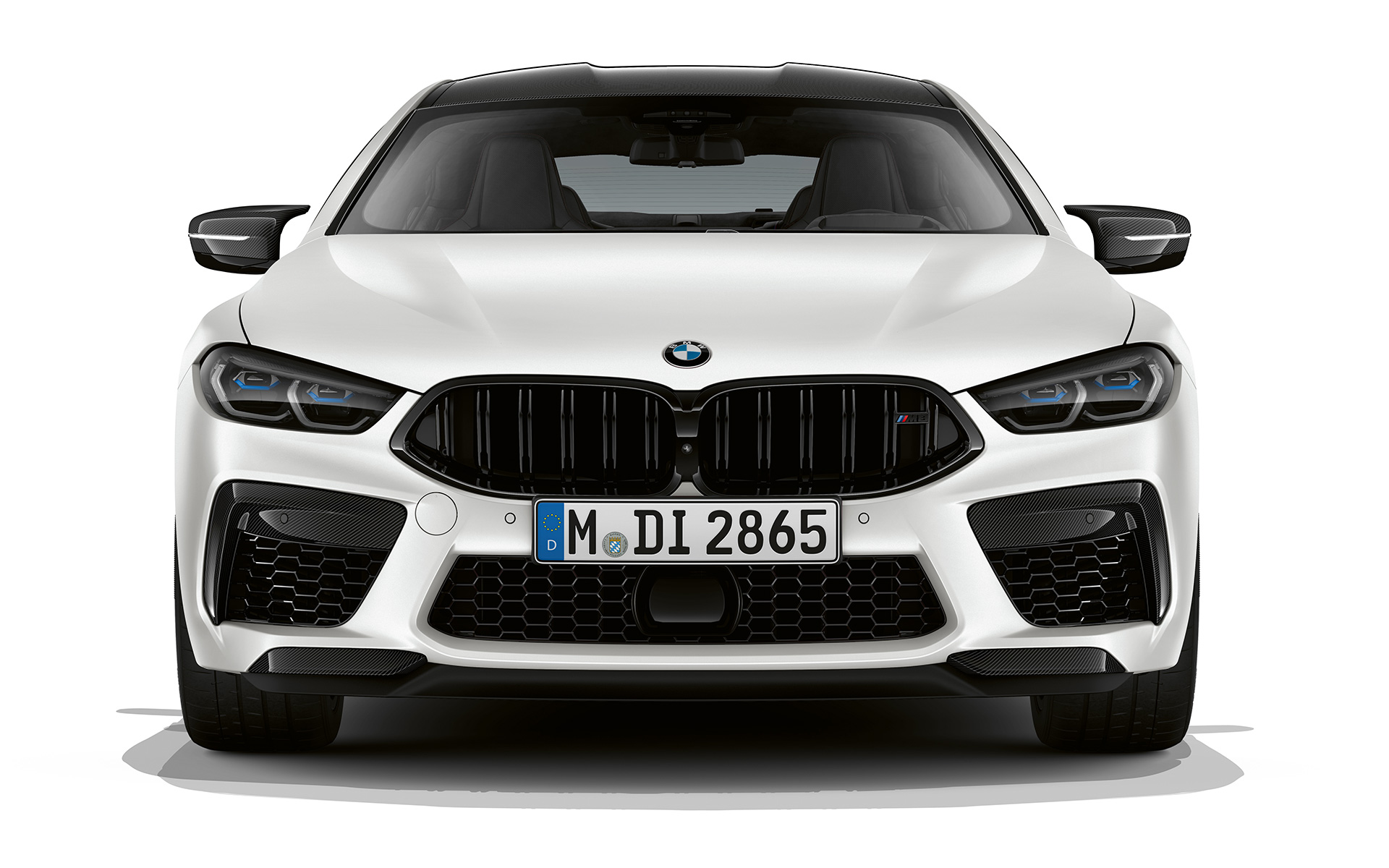 BMW M8 Competition Gran Coupe F93 LCI 2022, сиденья M Sport BMW M8 Competition Gran Coupe F93 LCI Facelift 2022, BMW Individual Морозный Белый Бриллиант металлик, вид спереди