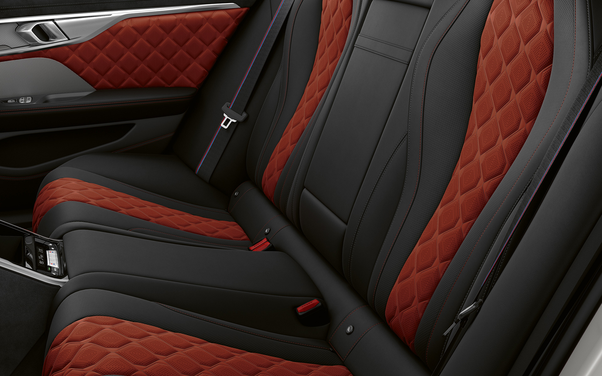 Задние сиденья с особыми ремнями безопасности M BMW M8 Competition Gran Coupé F93 LCI 2022 BMW M8 Competition Gran Coupe F93 LCI Facelift 2022, салон, задние сиденья с особыми ремнями безопасности M