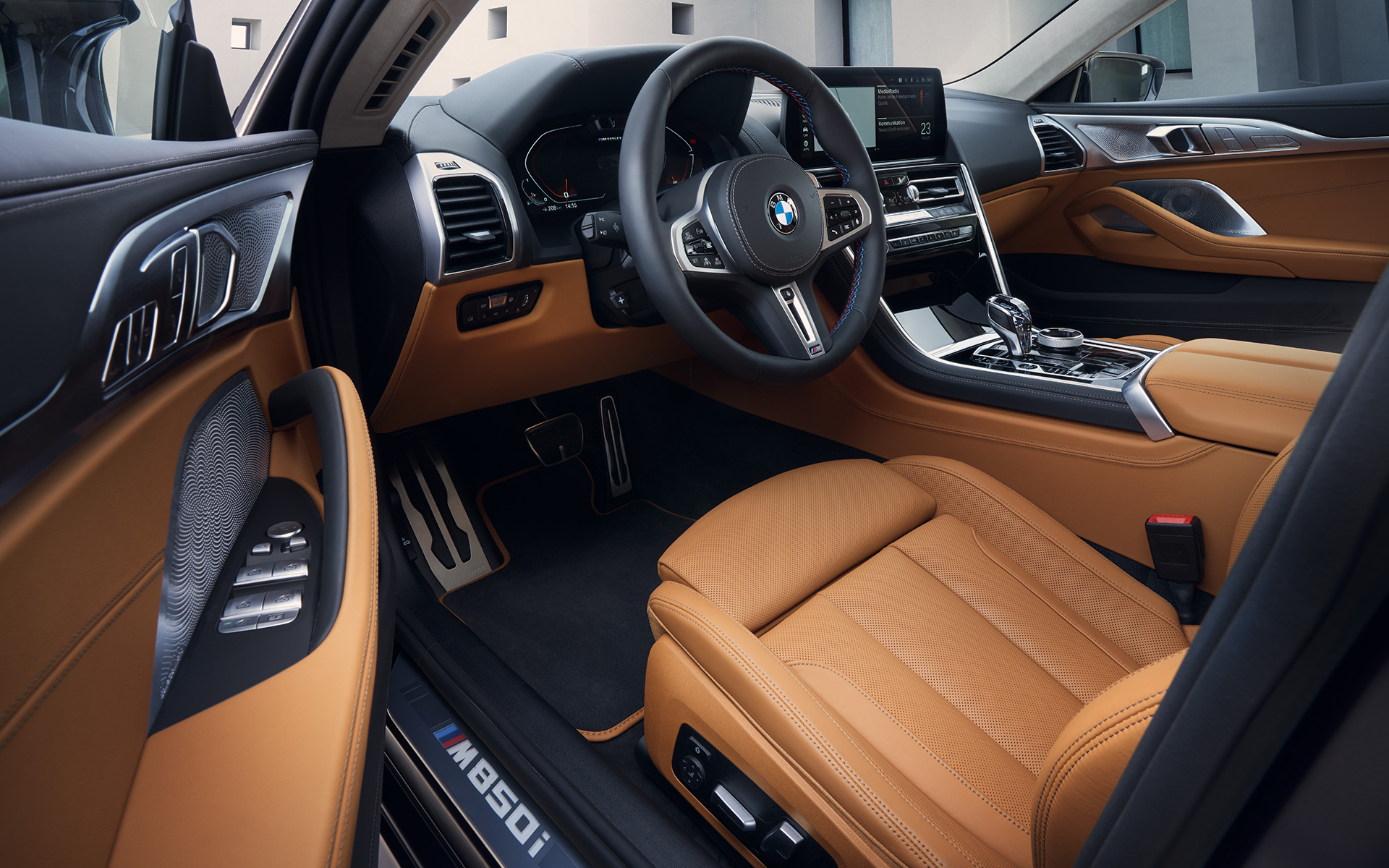 Салон, кокпит BMW M850i xDrive Gran Coupe G16 LCI Facelift 2022 BMW M850i xDrive Gran Coupe G16 LCI Facelift 2022, салон, вид кокпита через открытую дверь