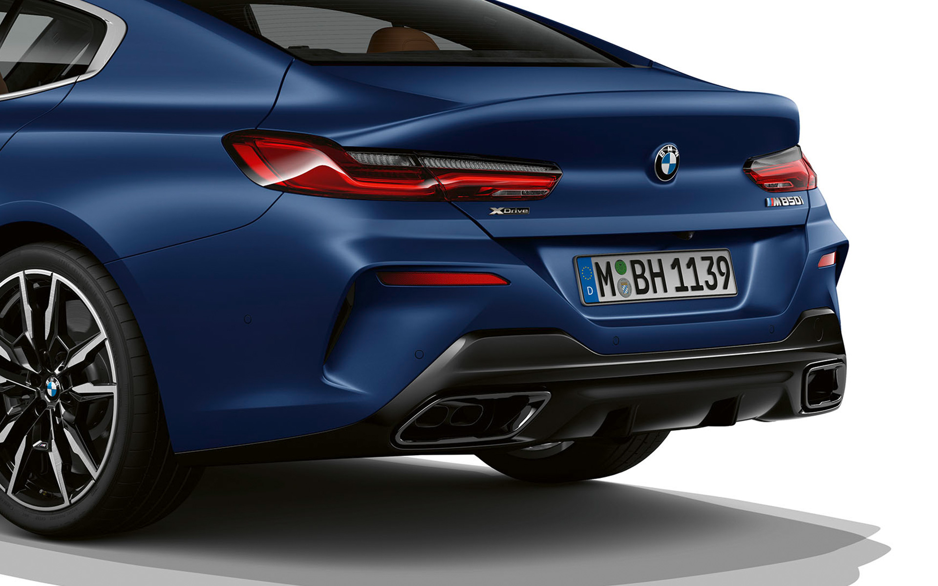 Вид сзади в три четверти BMW M850i xDrive Gran Coupe G16 LCI Facelift 2022 BMW M850i xDrive Gran Coupe G16 LCI Facelift 2022, детальный вид задней части в три четверти