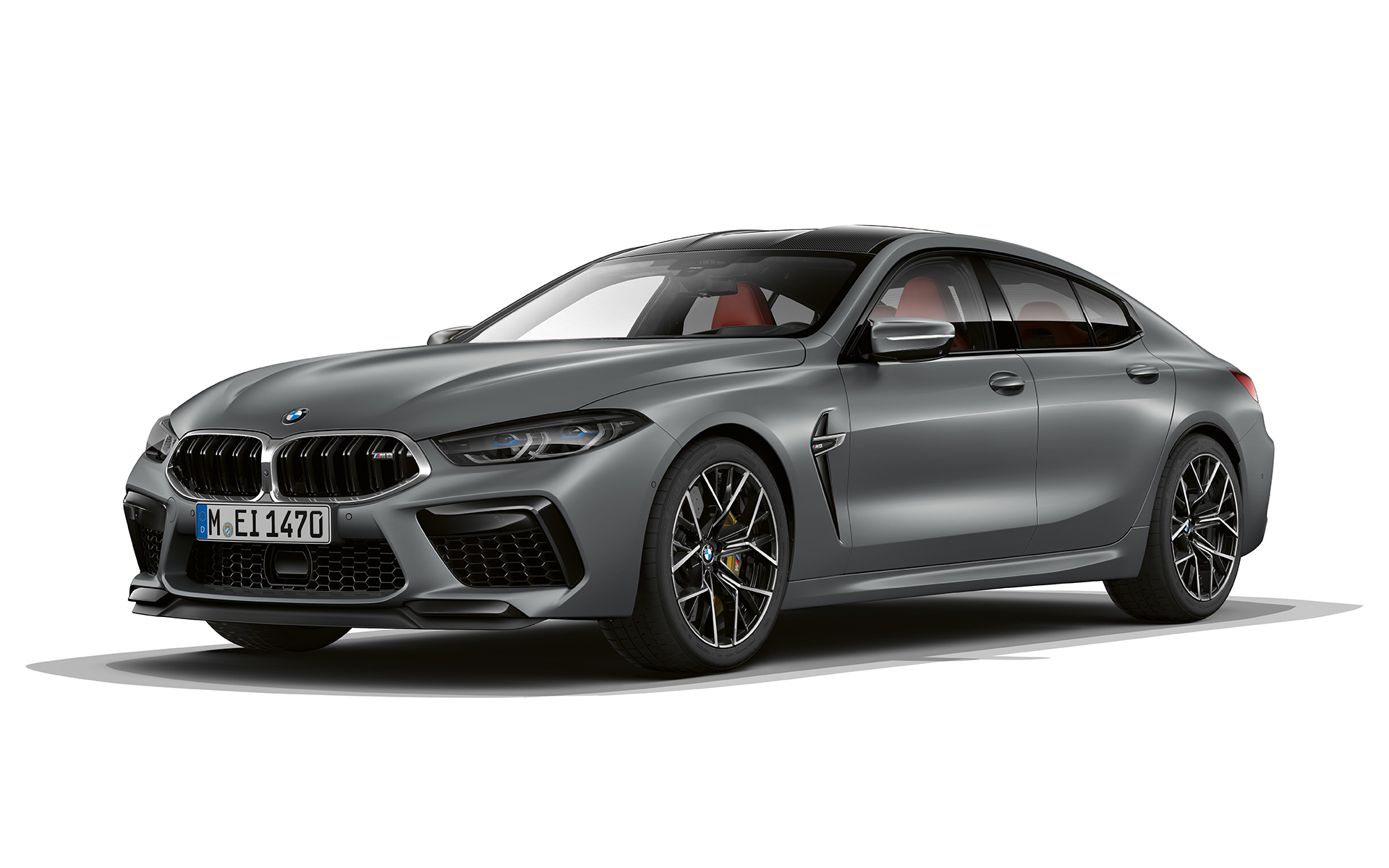 Вид спереди в три четверти BMW M8 Gran Coupe F93 LCI Facelift 2022 BMW M8 Gran Coupe F93 LCI Facelift 2022, BMW Individual Морозный Чистый Серый металлик, вид спереди в три четверти