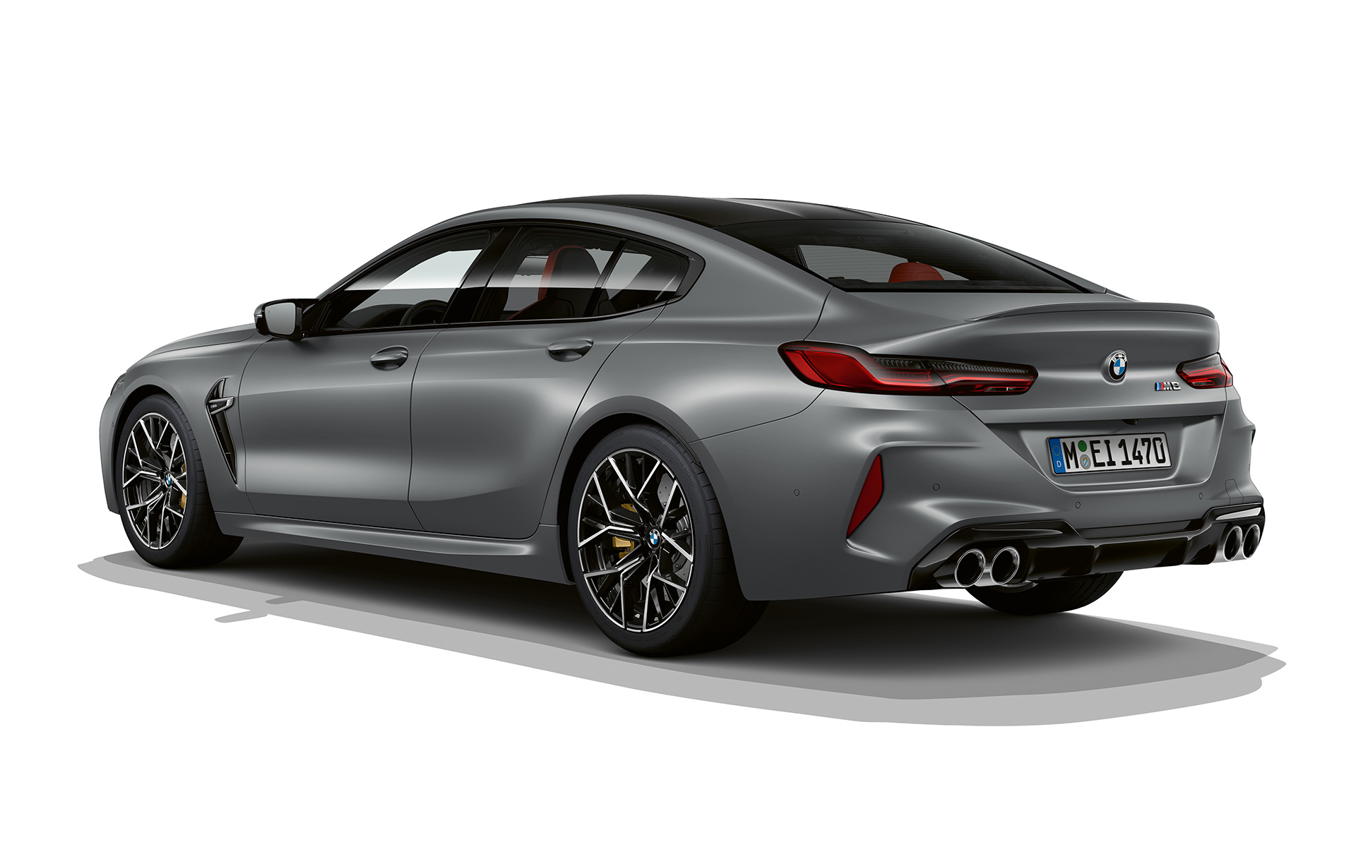Вид сзади в три четверти BMW M8 Gran Coupe F93 LCI Facelift 2022 BMW M8 Gran Coupe F93 LCI Facelift 2022, BMW Individual Морозный Чистый Серый металлик, вид сзади в три четверти