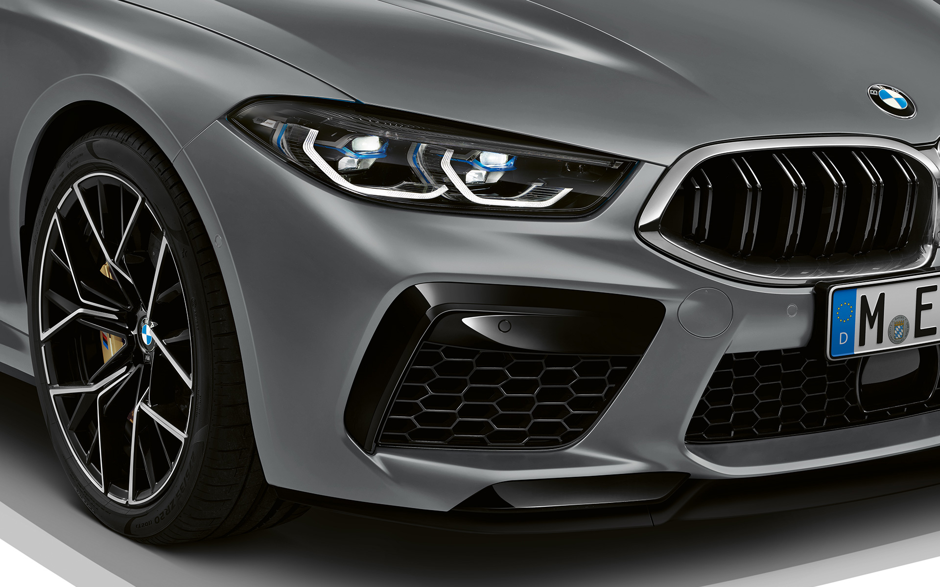 Передний бампер M BMW M8 Gran Coupe F93 LCI Facelift 2022 BMW M8 Gran Coupe F93 LCI Facelift 2022, BMW Individual Морозный Чистый Серый металлик, передний бампер M крупным планом