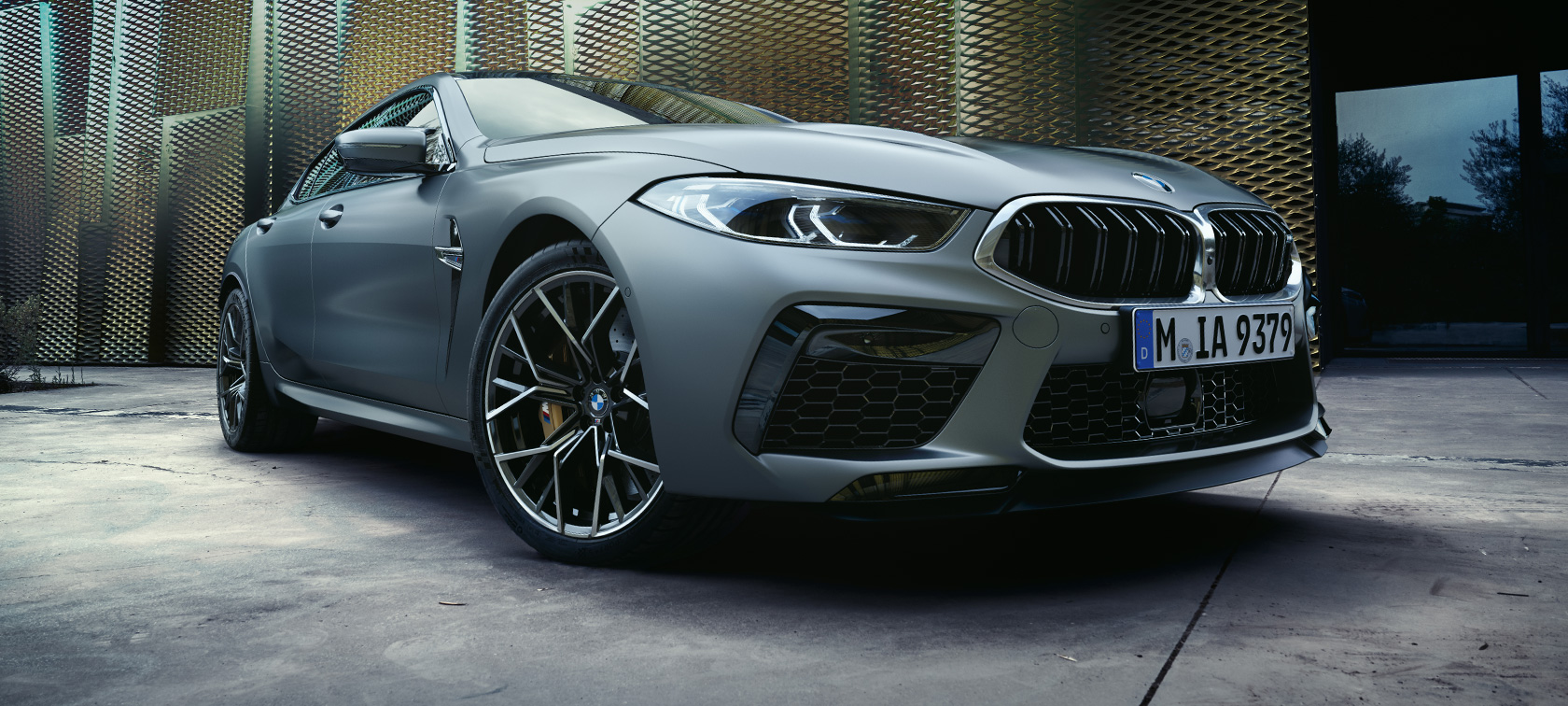 Вид спереди в три четверти BMW M8 Gran Coupe F93 LCI Facelift 2022 BMW M8 Gran Coupe F93 LCI Facelift 2022, BMW Individual Морозный Чистый Серый металлик, вид спереди в три четверти снизу