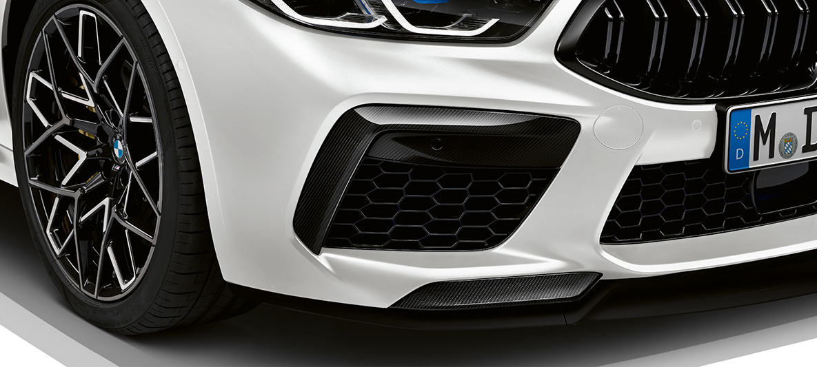 Карбоновый передний сплиттер, карбоновый пакет отделки экстерьера M BMW M8 Competition Gran Coupe l F93 LCI Facelift 2022 BMW M8 Competition Gran Coupe l F93 LCI Facelift 2022, BMW Individual Морозный Белый Бриллиант металлик, карбоновый пакет отделки экстерьера M, передний сплиттер крупным планом