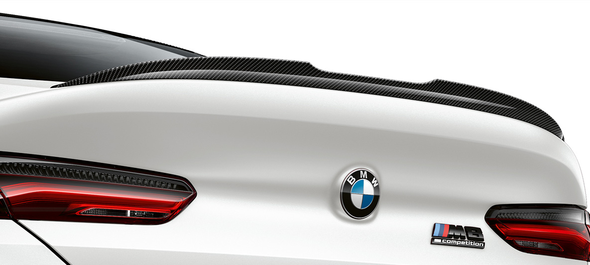 Карбоновый задний спойлер, карбоновый пакет отделки экстерьера M BMW M8 Competition Gran Coupe F93 LCI Facelift 2020 BMW M8 Competition Gran Coupe F93 LCI Facelift 2022, BMW Individual Морозный Белый Бриллиант металлик, карбоновый пакет отделки экстерьера M, карбоновый задний спойлер крупным планом