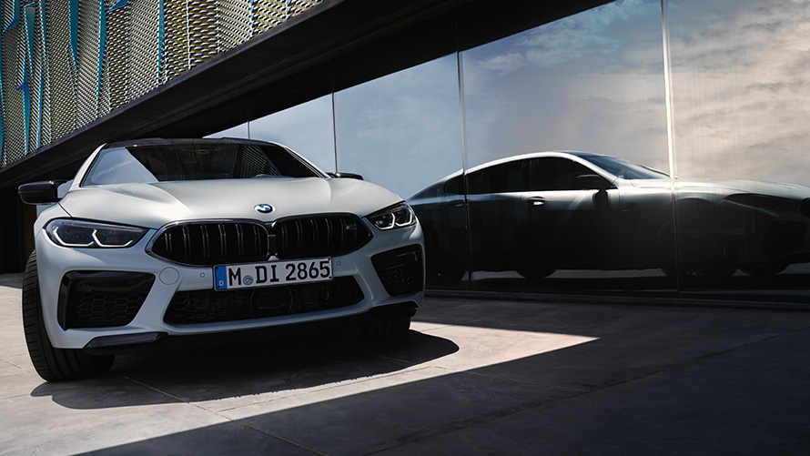 Технические данные BMW M8 Competition Gran Coupe F93 LCI Facelift 2022 BMW M8 Competition Gran Coupe F93 LCI Facelift 2022, BMW Individual Морозный Белый Бриллиант металлик, вид спереди технические данные