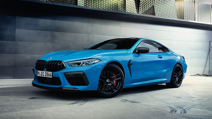 BMW M8 F92 вид сзади в три четверти, с моделью BMW M Серии BMW M8 F92 вид сзади в три четверти, с моделью