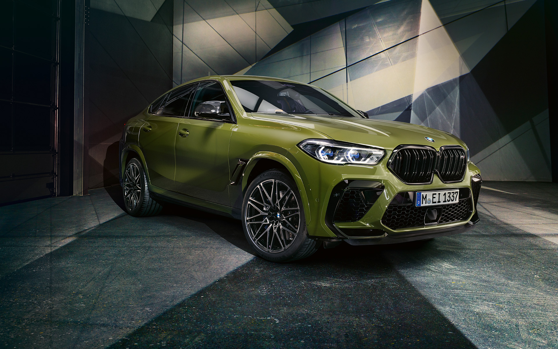 Двойная решетка радиатора М, BMW X6 M Competition F96 2020 SUV, специальное лакокрасочное покрытие BMW Individual Urban Green, SUV, вид спереди в три четверти