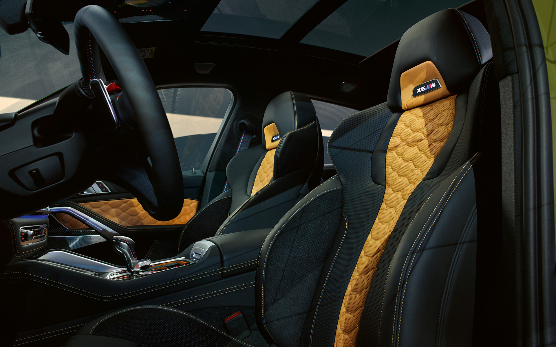 Многофункциональные сиденья М с подсвечиваемым логотипом &quot;Х6 M&quot;, BMW X6 M Competition F96 2020 SUV, салон