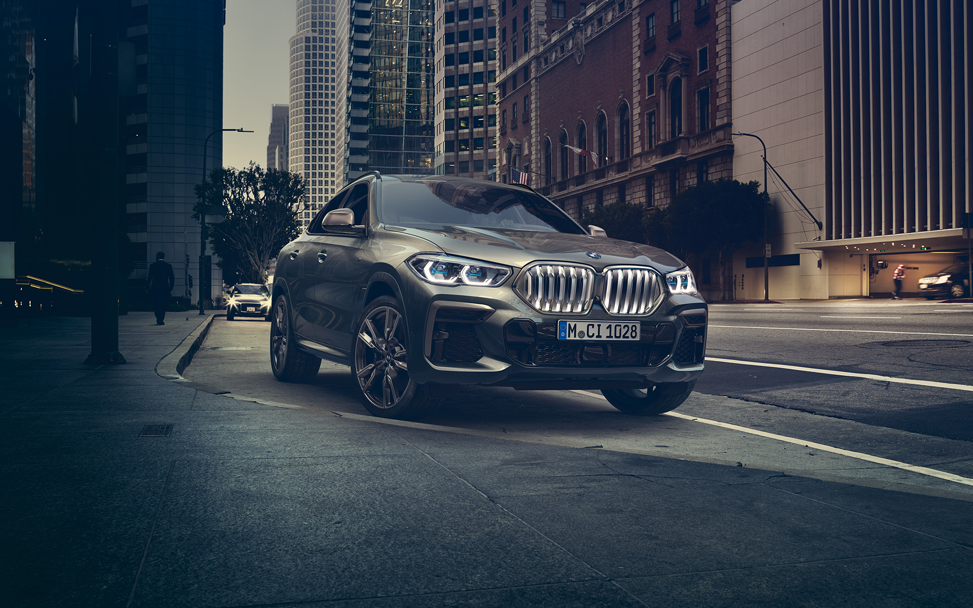 BMW X6 50i, вид спереди в три четверти, перед городским пейзажем G06 2018 SUV