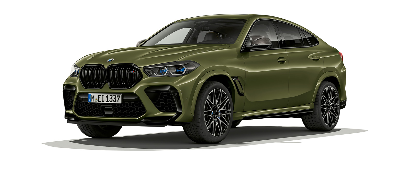 BMW X6 M Competition F96 2020 SUV, специальное лакокрасочное покрытие BMW Individual Urban Green, вид сбоку в три четверти