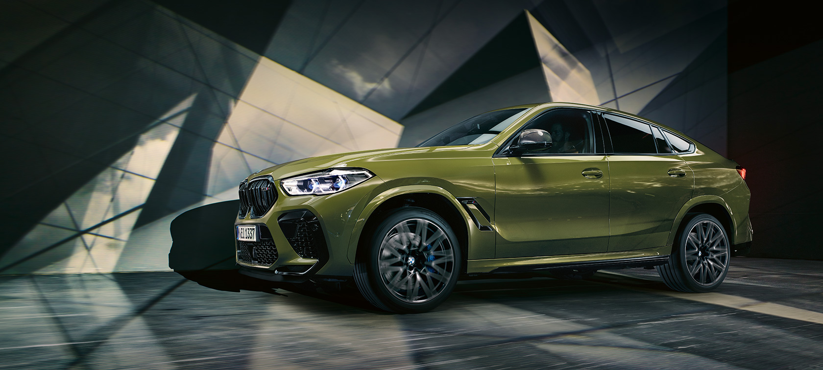 Автомобили М BMW X6, специальное лакокрасочное покрытие BMW Individual Urban Green, F96 2020 SUV, вид спереди в три четврети