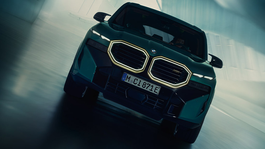 BMW XM G09, вид спереди в движении по дороге BMW M Серии BMW XM G09, вид спереди в движении по дороге