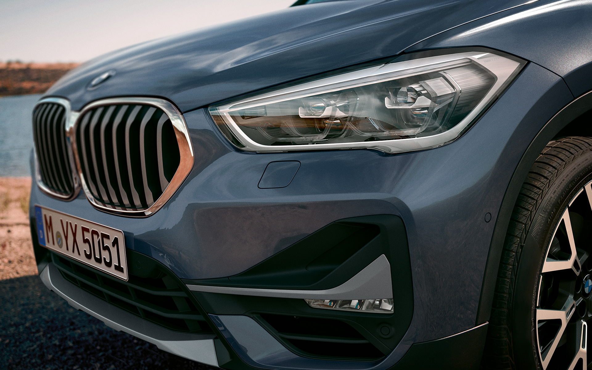 BMW X1 F48 LCI, крупный план адаптивных светодиодных фар