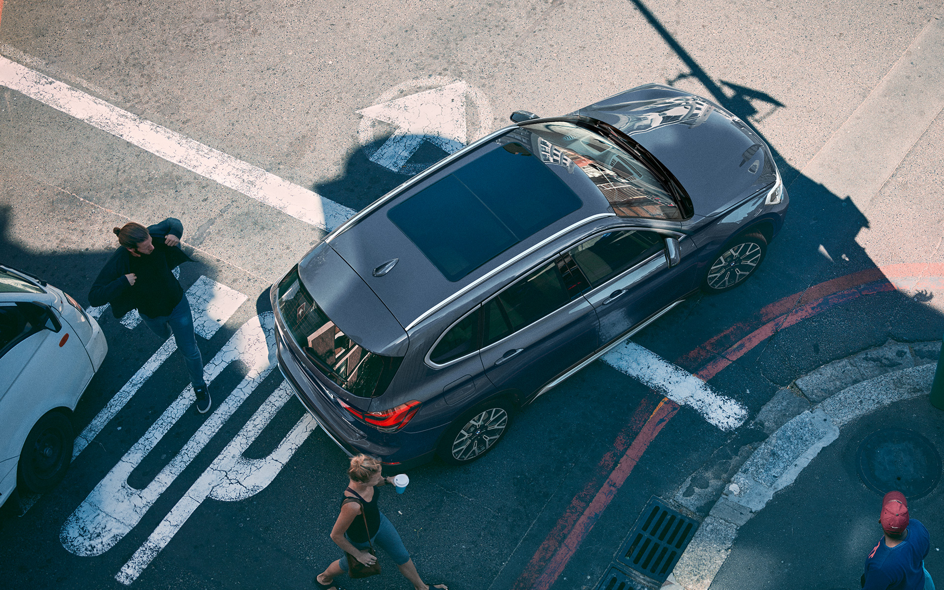 BMW X1 F48 LCI с панорамной крышей в виде сверху