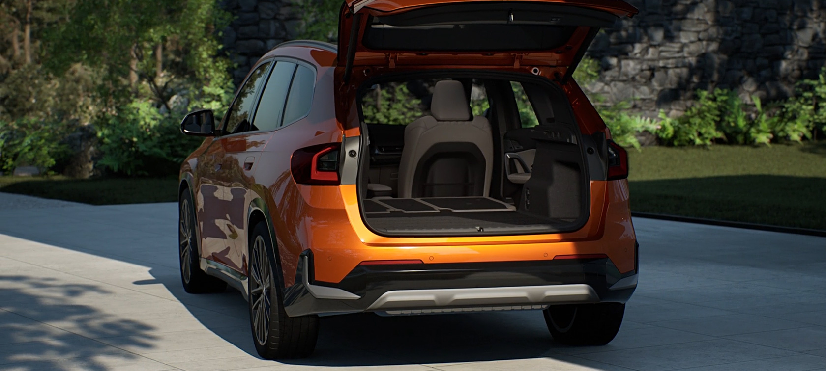 BMW X1 xDrive23i U11 ICE xLine в цвете Utah orange metallic, багажный отсек и тягово-сцепное устройство Багажный отсек и тягово-сцепное устройство BMW X1 xDrive23i U11 ICE в цвете Utah Orange metallic с 20-дюймовыми легкосплавными дисками BMW Individual multispoke 869 I
