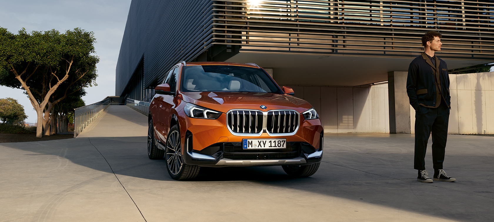 BMW X1 xDrive23i U11 ICE xLine в цвете Utah Orange metallic, особенности экстерьера Особенности экстерьера BMW X1 xDrive23i U11 ICE xLine в цвете Utah Orange metallic с 20-дюймовыми легкосплавными дисками BMW Individual multispoke 869 I