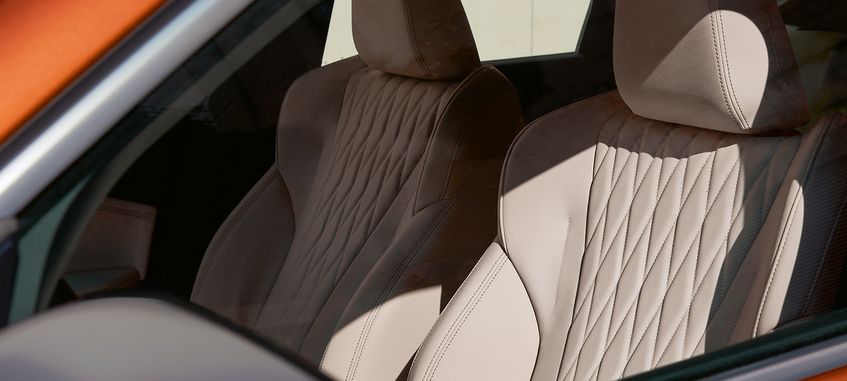 BMW X1 xDrive23i U11 ICE xLine в цвете Utah orange metallic, особенности интерьера Особенности интерьера BMW X1 xDrive23i U11 ICE xLine в цвете Utah orange metallic с 20-дюймовыми легкосплавными дисками BMW Individual multispoke 869 I