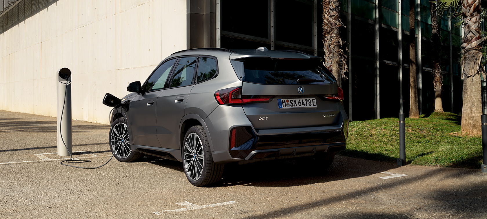 BMW X1 U11 PHEV в цвете Frozen Pure Grey metallic, во время зарядки BMW X1 U11 PHEV в цвете Frozen Pure Grey metallic, особенности зарядки