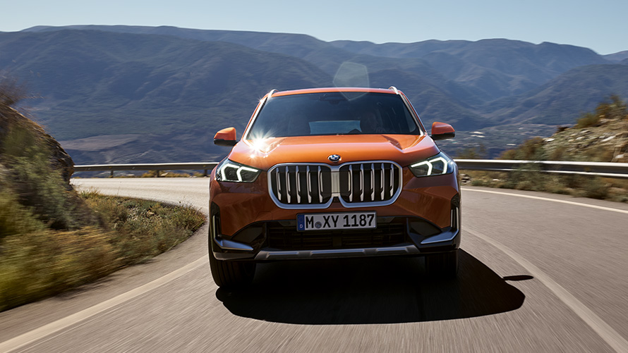 Ассистент помощи водителю в BMW X1 U11 ICE xLine 2022 BMW X1 U11 ICE 2022 xLine в цвете Utah Orange metallic, системы помощи водителю