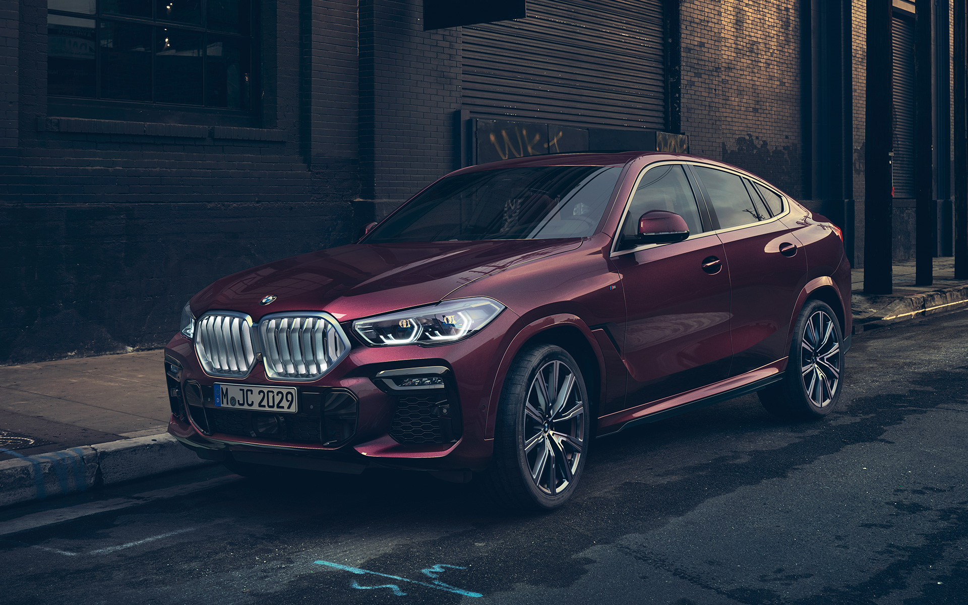 Вид спереди на три чверти BMW X6 Individual G06 2019 BMW X6 Individual G06 2019 Ametrine metallic, вид спереди на три чверти