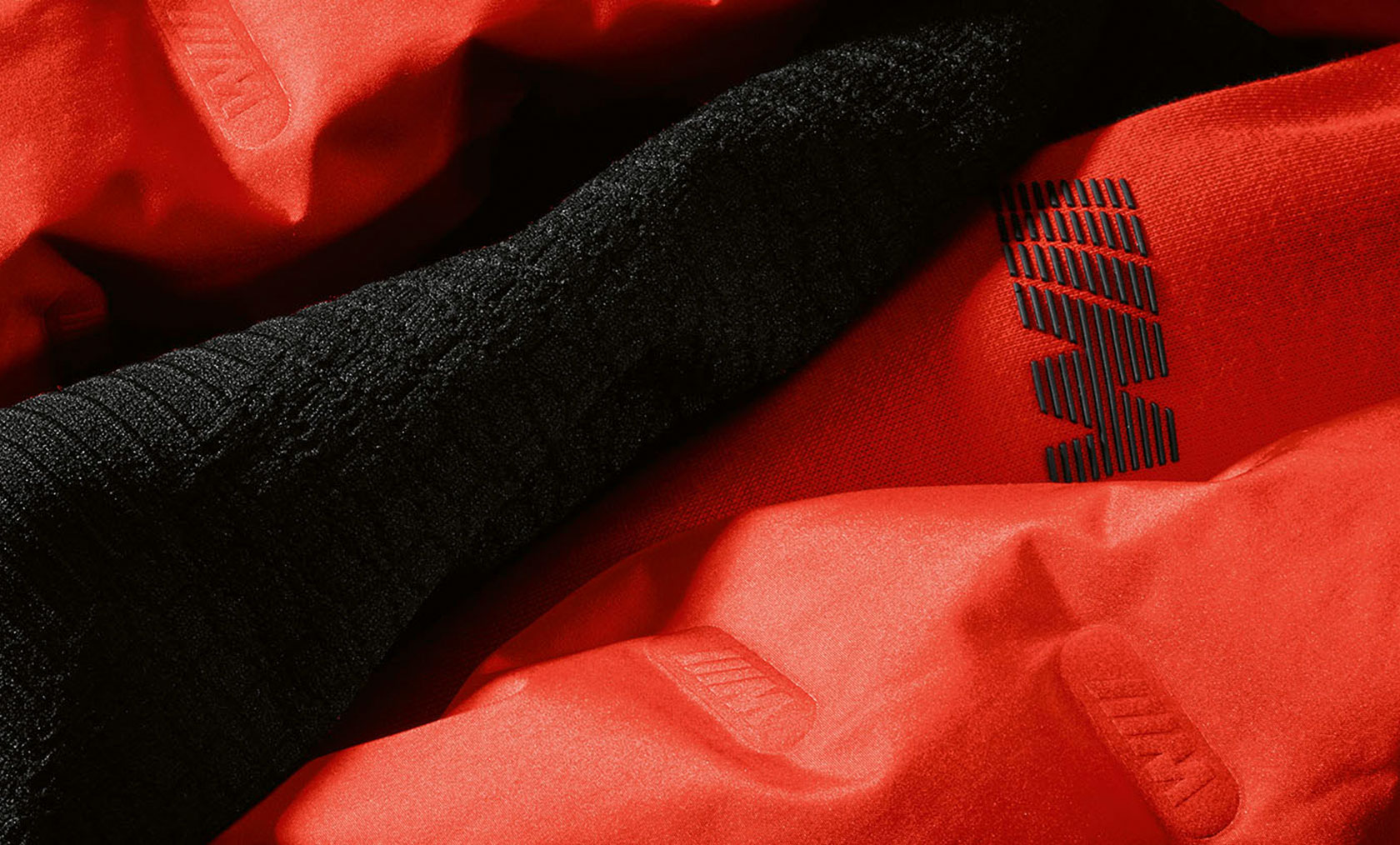 Женская куртка BMW M. На фотографии показаны детали женской куртки BMW M Jacket.