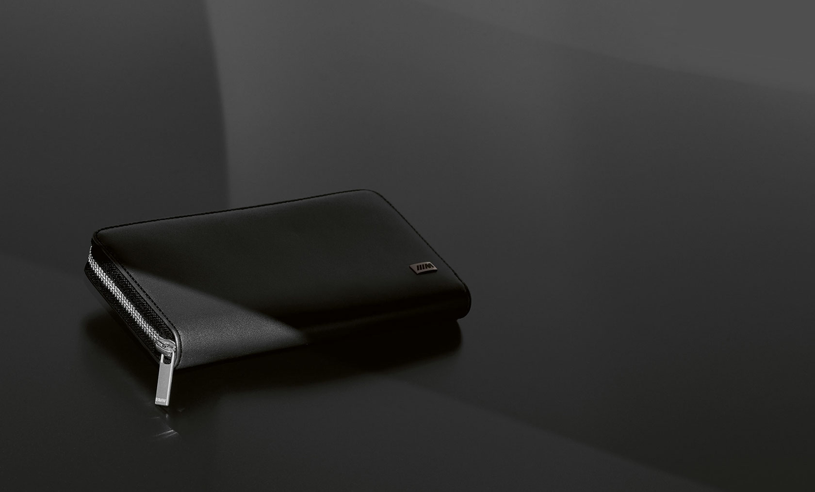Бумажник BMW M. На картинке товара изображена деталь кошелька BMW M Wallet Horizontal.
