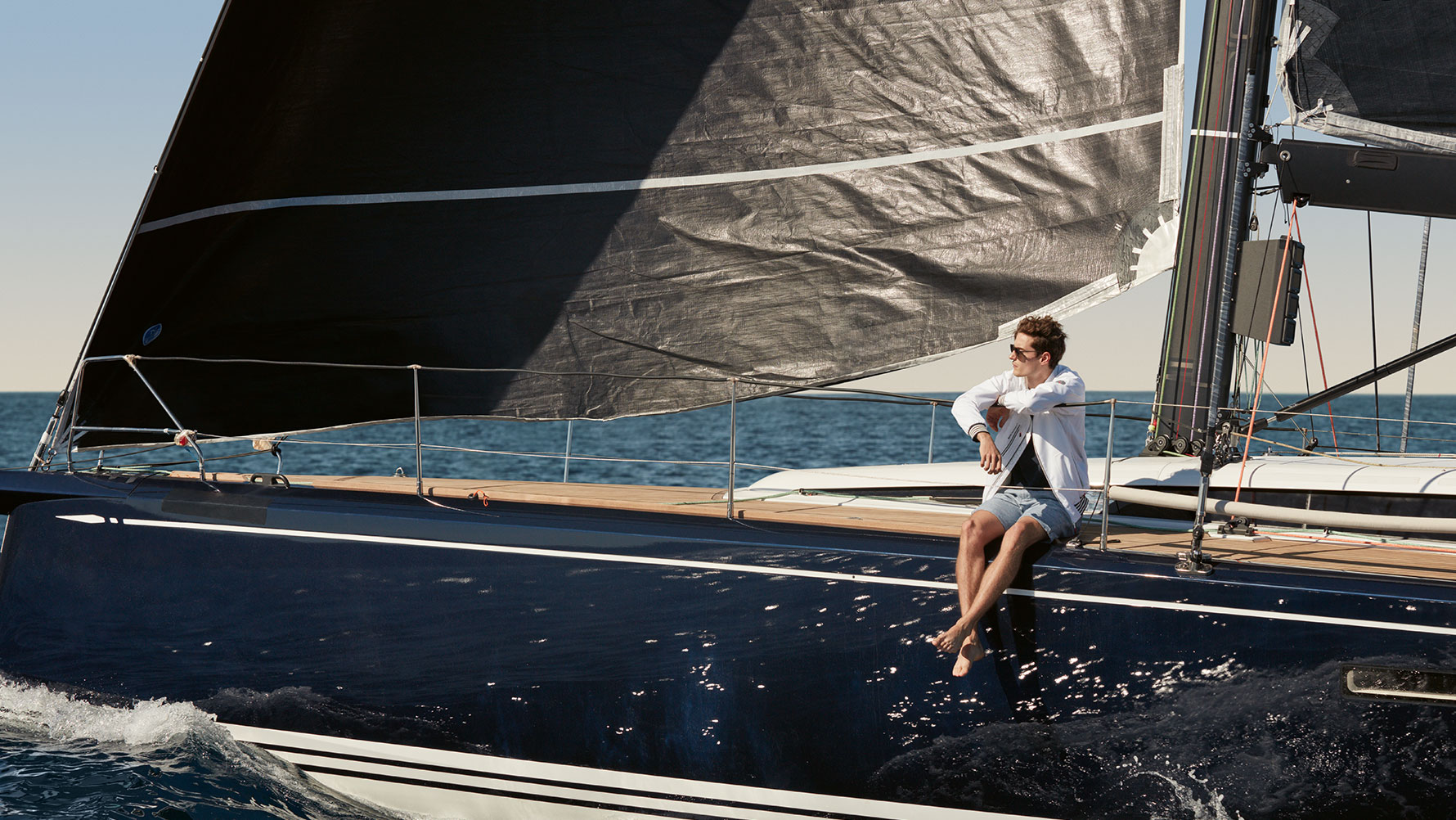 Мужчина изображен сидящим на яхте в мужской куртке BMW Yachtsport из коллекции BMW Yachtsport. Мужчина изображен сидящим на яхте в мужской куртке BMW Yachtsport из коллекции BMW Yachtsport.