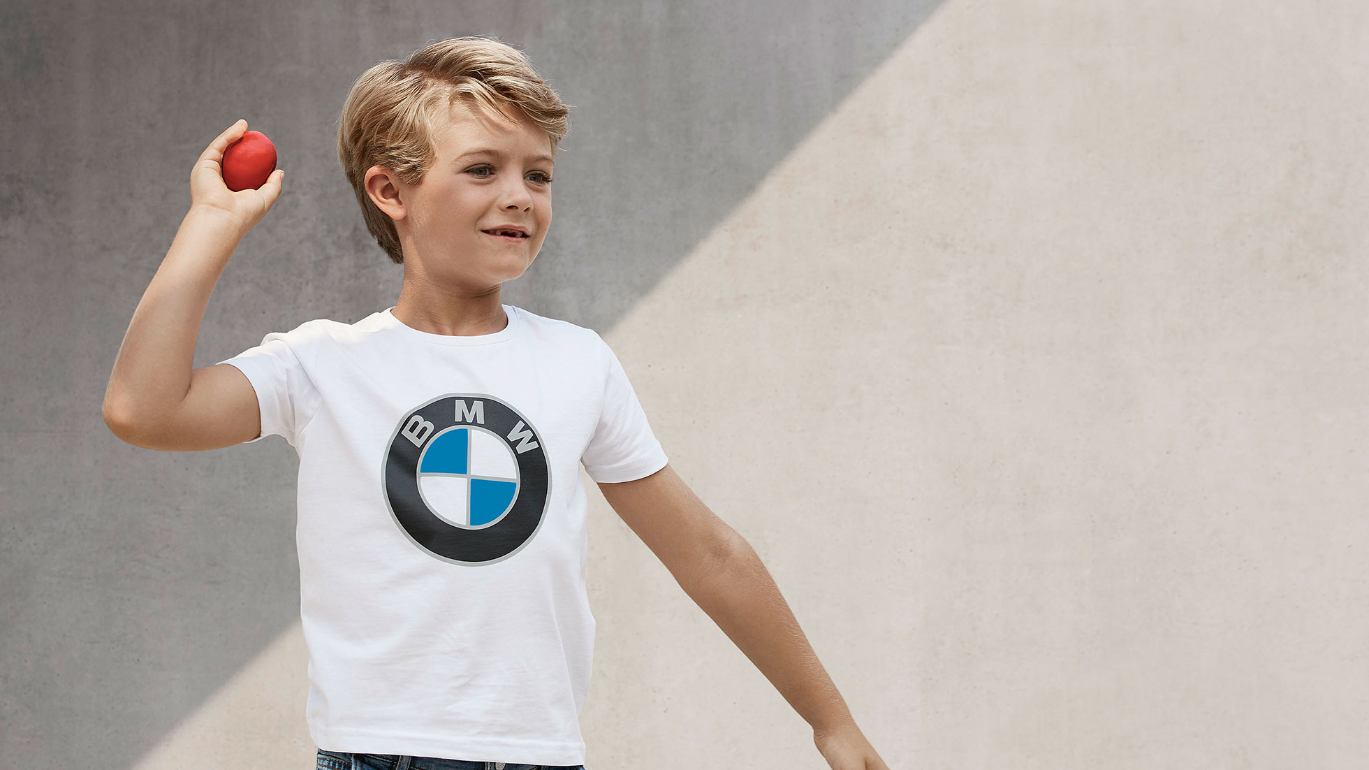 Коллекция BMW Kids. Мальчик носит предметы из коллекции BMW Kids Collection.