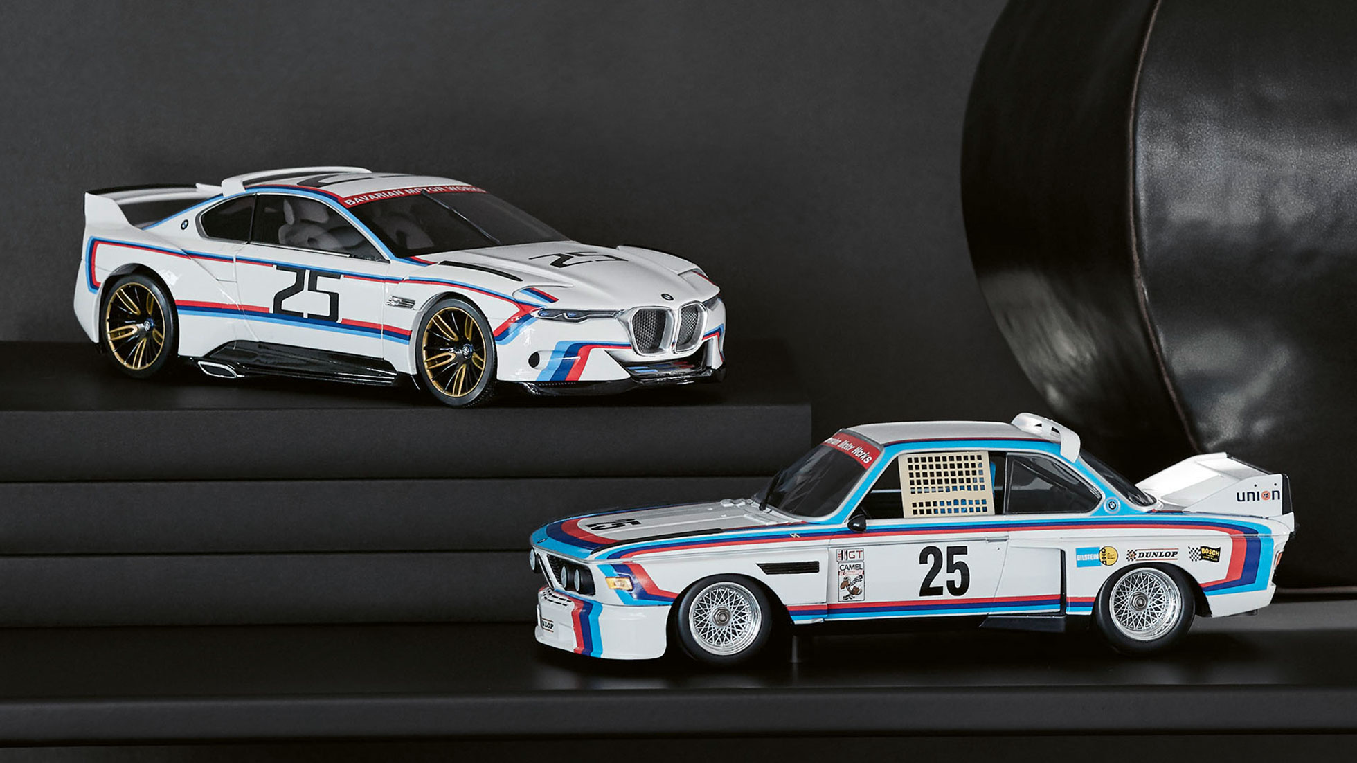 BMW Miniatures. На фотографии изображены две миниатюры BMW.