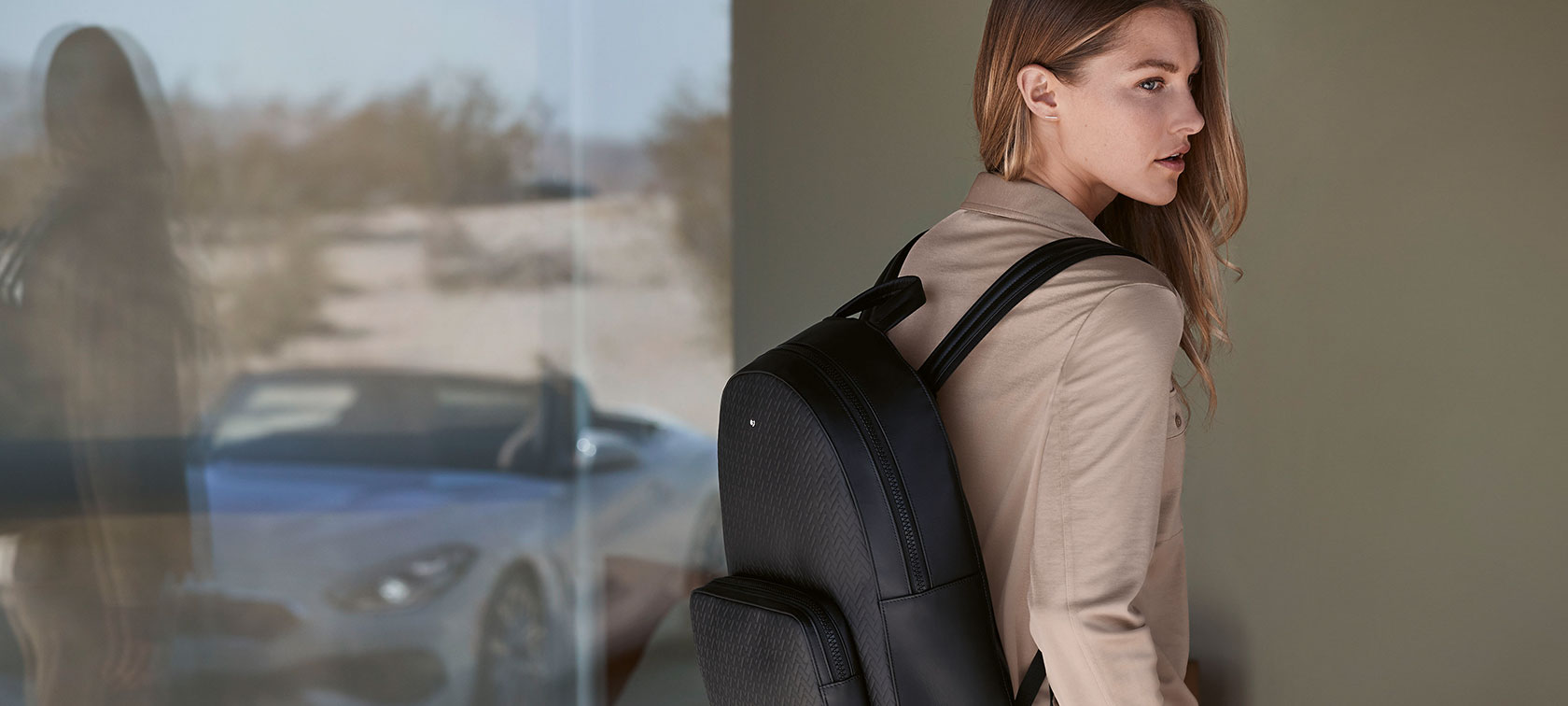 На женщине-модели надеты предметы из коллекции BMW. На женщине-модели надеты предметы из коллекции BMW.