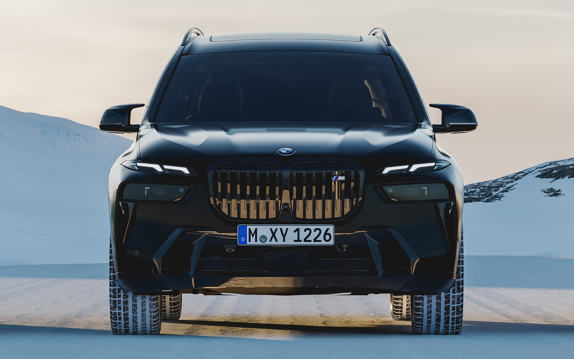 BMW X7 G07, цвет кузова Морозный Черный BMW X7 G07, цвет кузова BMW Individual Морозный Черный, вид спереди, припаркован на снегу