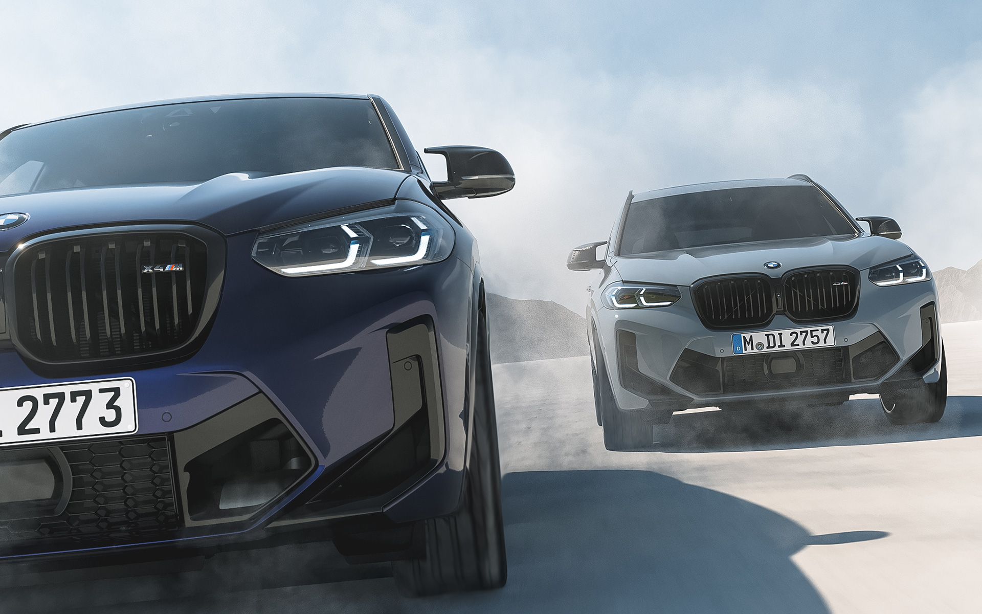 BMW X4 M F98, цвет кузова BMW Individual Velvetblue, BMW X3 M F97, цвет кузова BMW Individual Nardogrey BMW X4 M F98, цвет кузова BMW Individual Velvetblue, BMW X3 M F97, цвет кузова BMW Individual Nardogrey, вид спереди, в движении