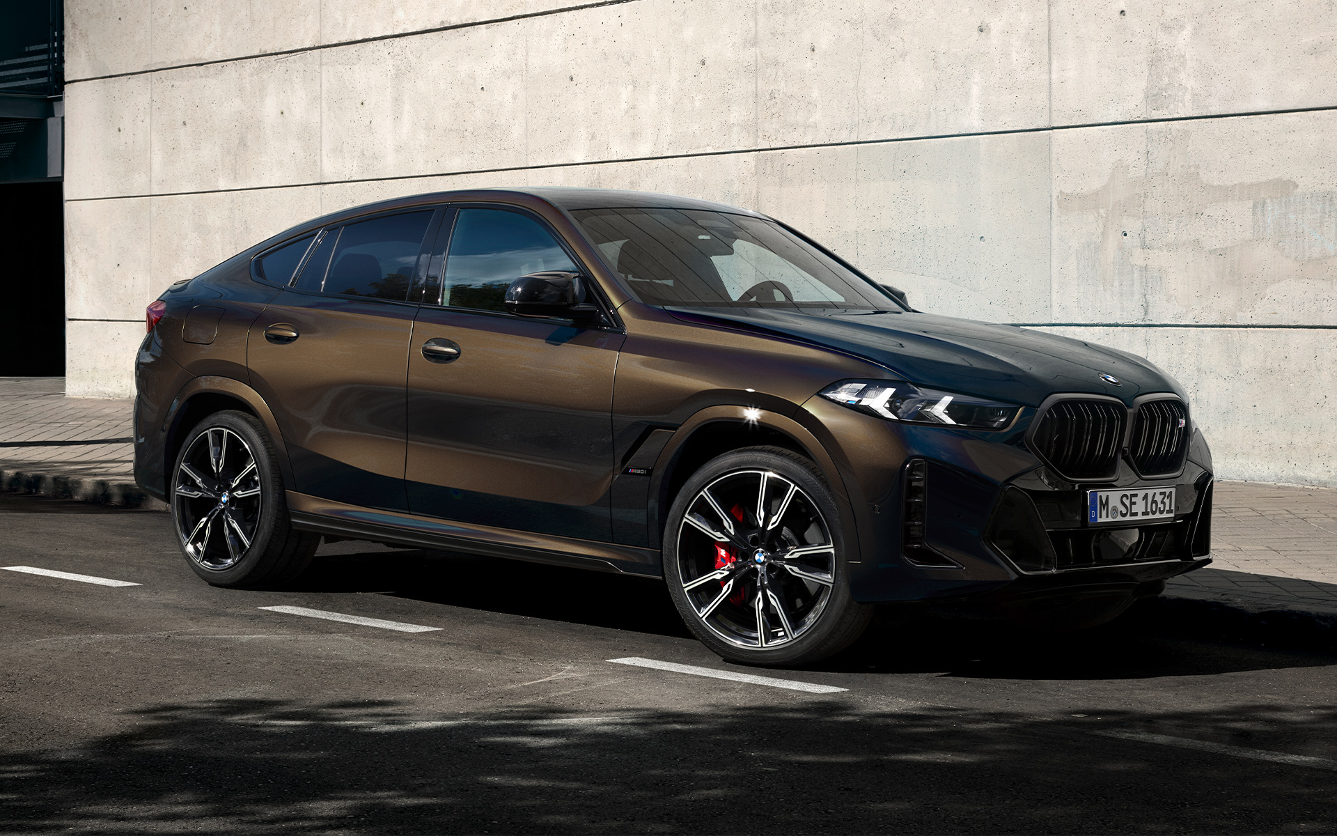 BMW X6 M60i G06, цвет кузова Pyrite Brown metallic BMW X6 M60i G06, цвет кузова BMW Individual Pyrite Brown metallic, вид сбоку с поворотом в 2/3, на парковке