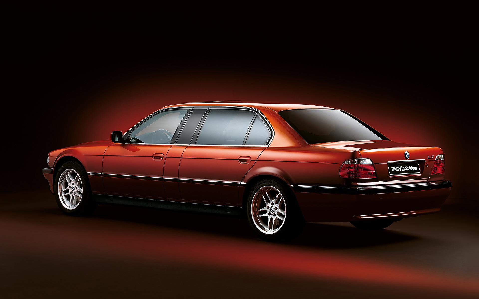 BMW 750iLA L7 Karl Lagerfeld E32 1992 – BMW Individual, вид сзади в три четверти BMW 750iLA L7 Karl Lagerfeld E32 1992 – BMW Individual, вид сзади в три четверти