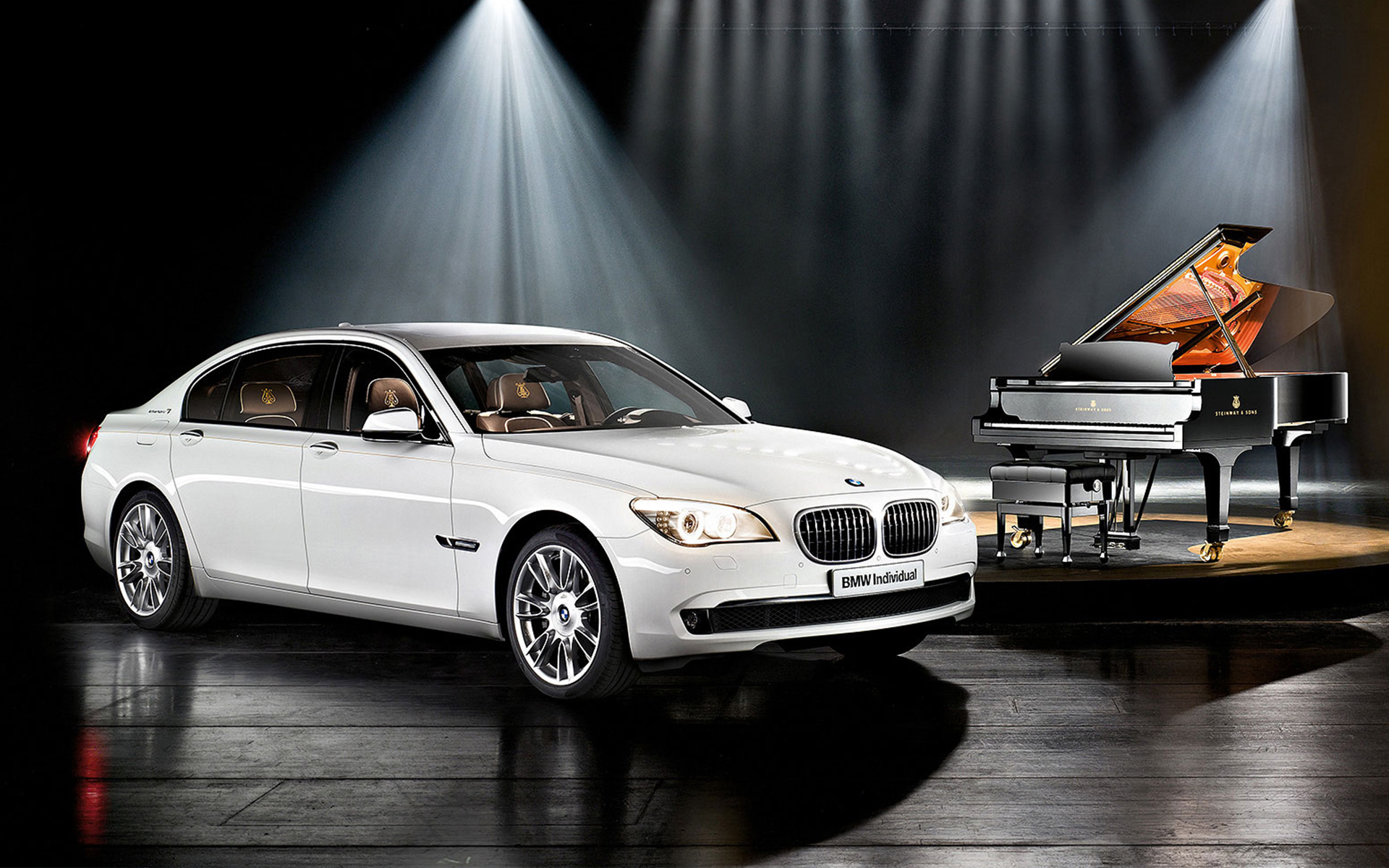 BMW 7 серии – BMW Individual Composition Steinway & Sons F01 2010 перед роялем BMW 7 серии – BMW Individual Composition Steinway & Sons F01 2010, вид сбоку в три четверти перед роялем