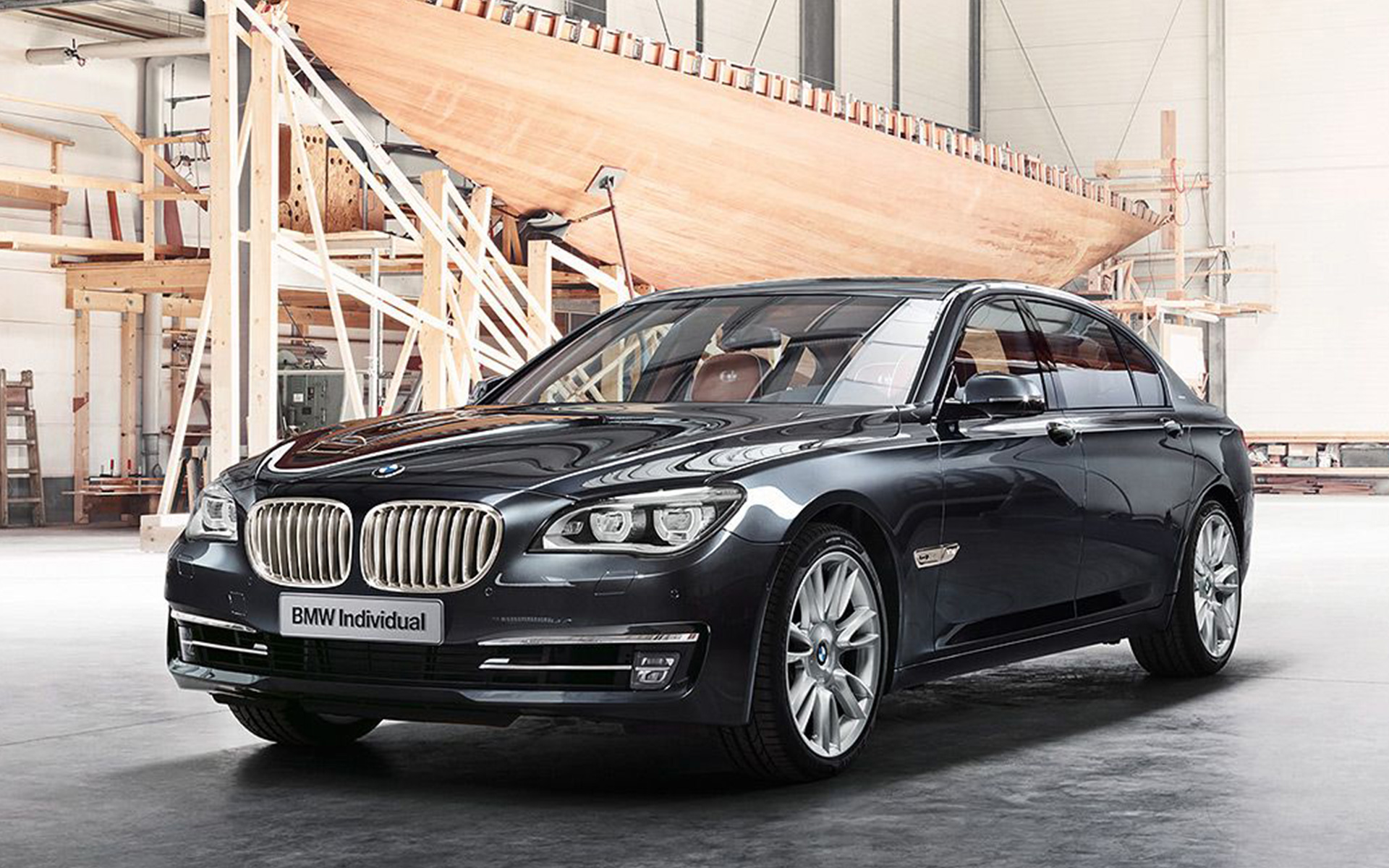 BMW 760Li xDrive Sterling ROBBE & BERKING – BMW Individual F01 2013, вид перед яхтой в ангаре BMW 760Li xDrive Sterling ROBBE & BERKING – BMW Individual F01 2013, вид спереди в три четверти перед яхтой в ангаре