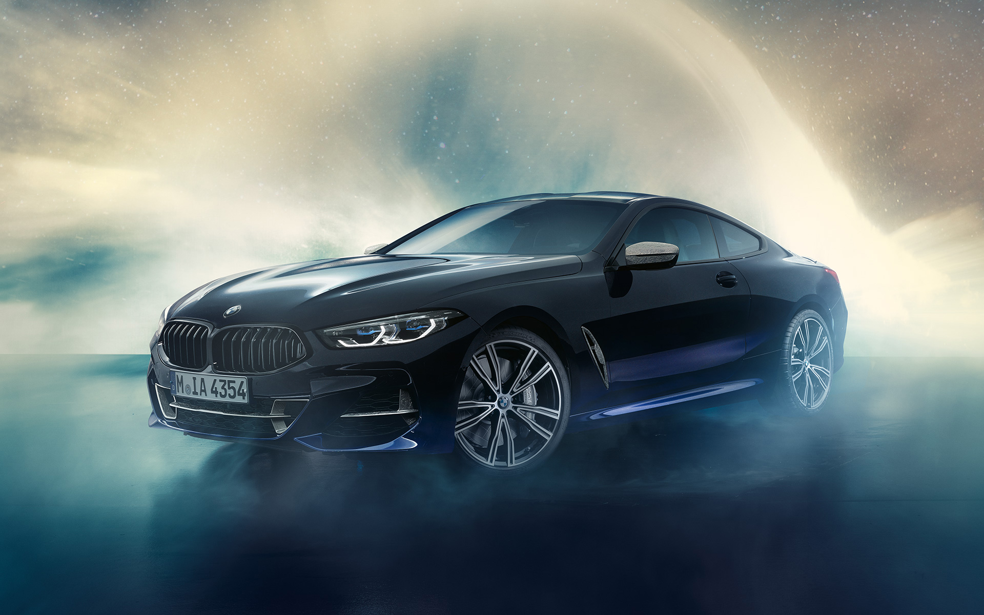 BMW M850i xDrive NIGHT SKY – BMW Individual G15 2019, вид спереди в три четверти на фоне метеоритного дождя BMW M850i xDrive NIGHT SKY – BMW Individual G15 2019, вид спереди в три четверти на фоне метеоритного дождя